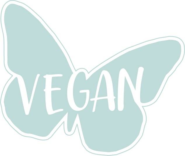 Světle modrošedý motýl s logem, na kterém je napsáno slovo "VEGAN" bílými ručně psanými písmeny přes křídla.
