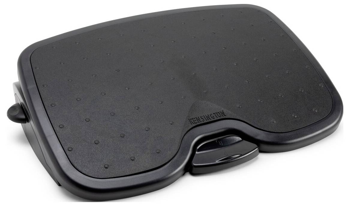 Černá podnožka s texturovaným povrchem navržená pro ergonomické pohodlí.