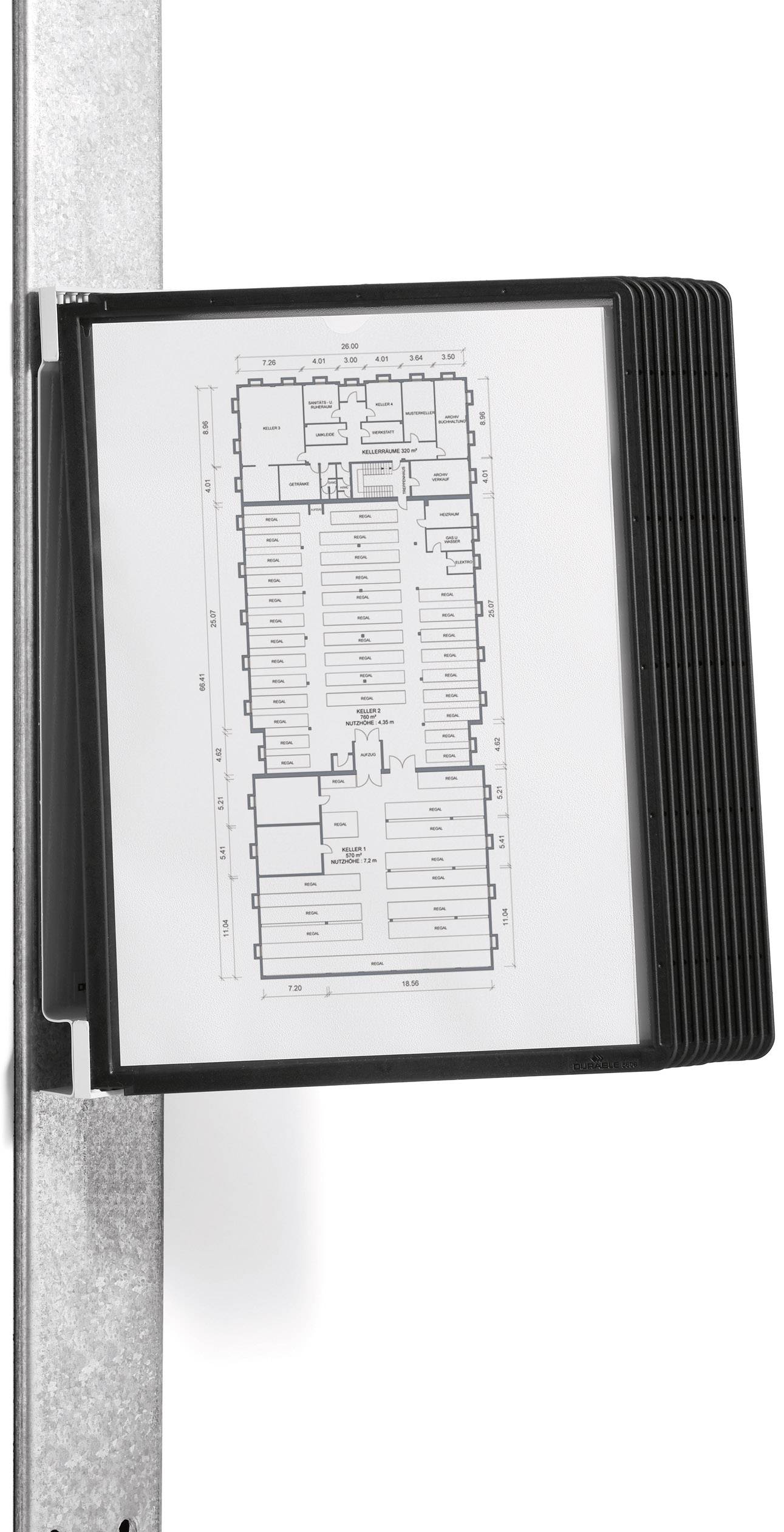 Držák dokumentů umístěný na regálu, s plánem nebo diagramem v čelním pohledu, ukazuje čisté, strukturované linie a prostory.
