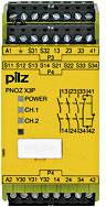 Žluté bezpečnostní relé s několika svorkovnicemi nahoře a dole. Popisy: 'pliz', 'PNOZ X3P', s LED diodami pro POWER, CH.1, CH.2.