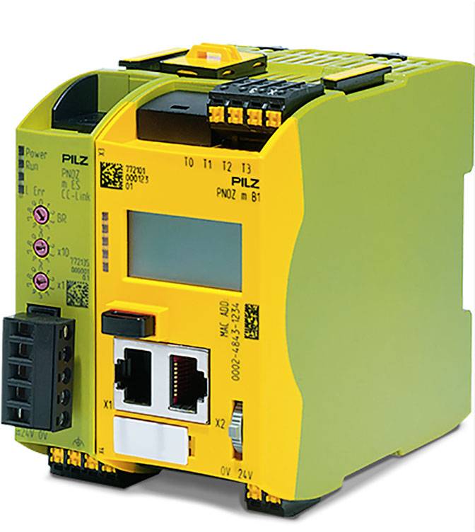 Průmyslový elektronický přístroj značky PILZ, model PNOZ m B1. Viditelné jsou přípojky pro Ethernet, napájecí napětí a další rozhraní.