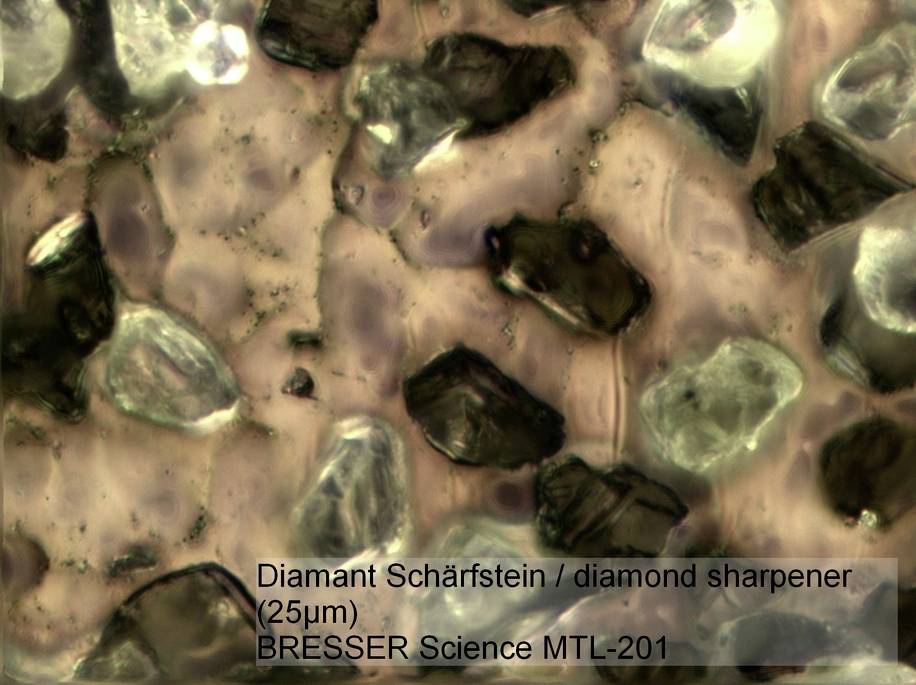 Mikroskopický snímek diamantových brusných částic (25 µm). Popis: BRESSER Science MTL-201.