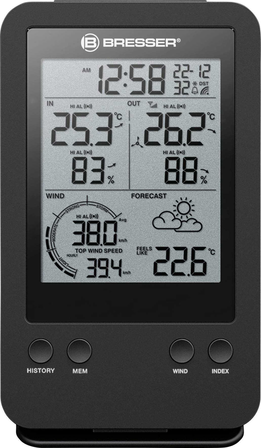 Digitální meteorologická stanice zobrazuje čas, vnitřní a venkovní teplotu, vlhkost vzduchu, rychlost větru a předpověď počasí se symbolem slunce.