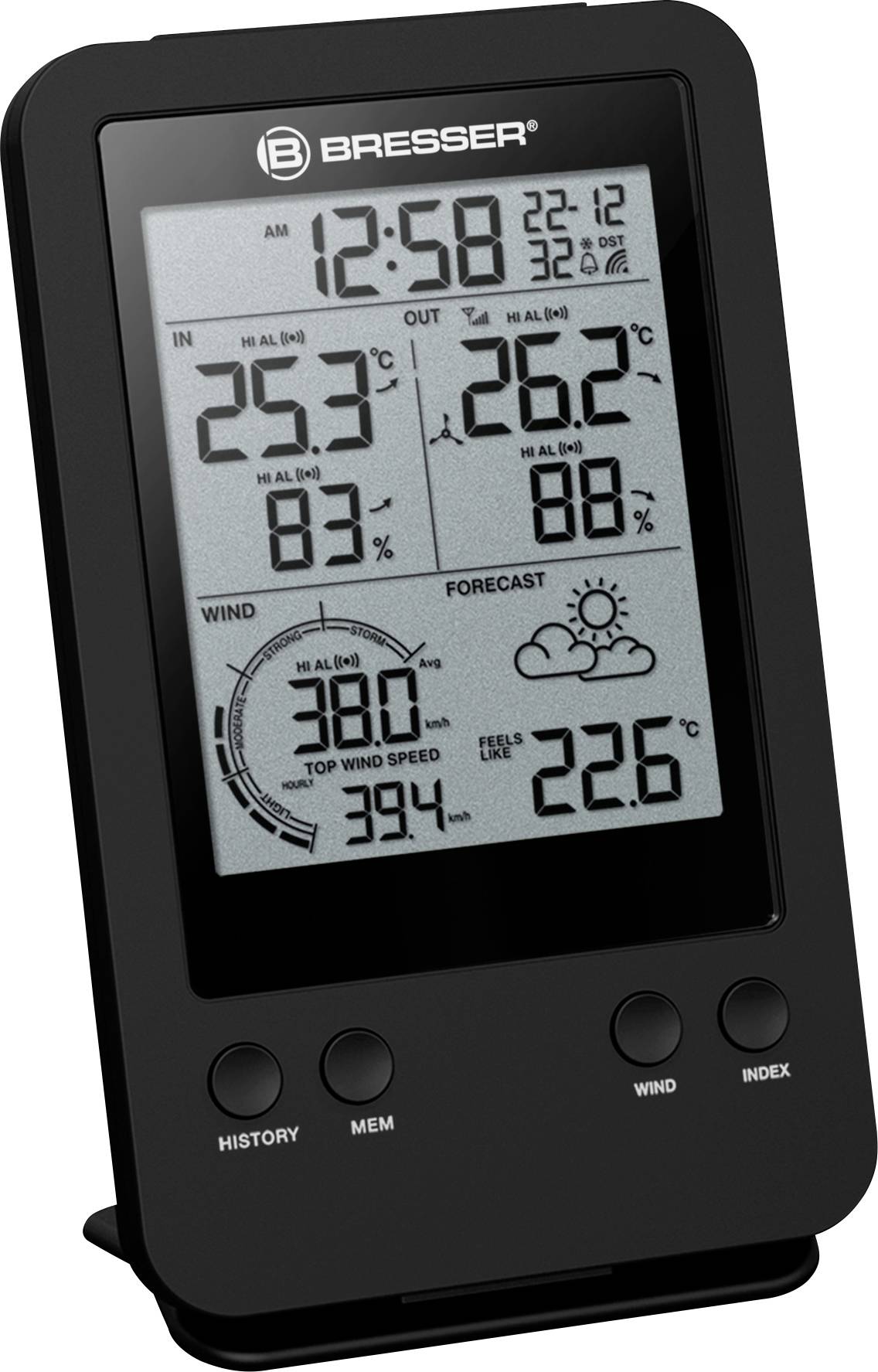 Černá meteorologická stanice s digitálním displejem zobrazuje čas '12:58', vnitřní teplotu '25,3°C', venkovní teplotu '26,2°C', vlhkost vzduchu '83 %', rychlost větru '38 km/h' a předpověď počasí.