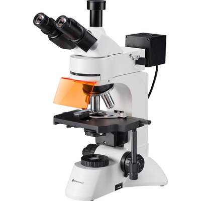 Bílý laboratorní mikroskop se čtyřmi objektivy, dvojitým okulárem a oranžovým ochranným štítem. Vhodný pro vědecký výzkum.
