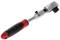 Stříbrná ráčna s červeným a černým držadlem na bílém pozadí. Nástroj pro přenos momentu síly, často používaný v dílnách.