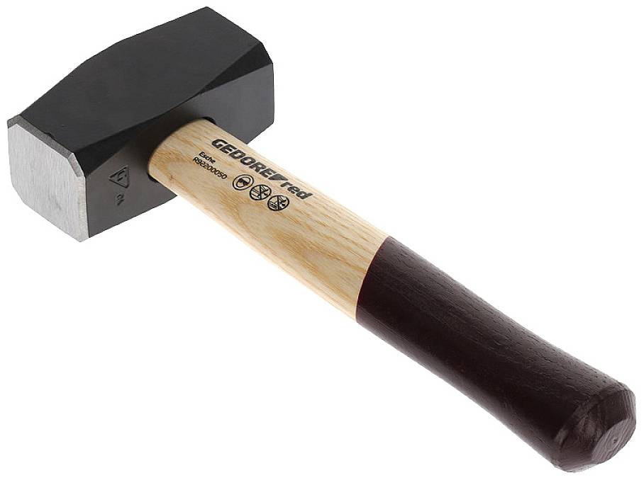 Velké kladivo s černou hlavou a dřevěnou rukojetí, na které je nápis 'GEDORE red'. Kladivo leží na bílém pozadí.