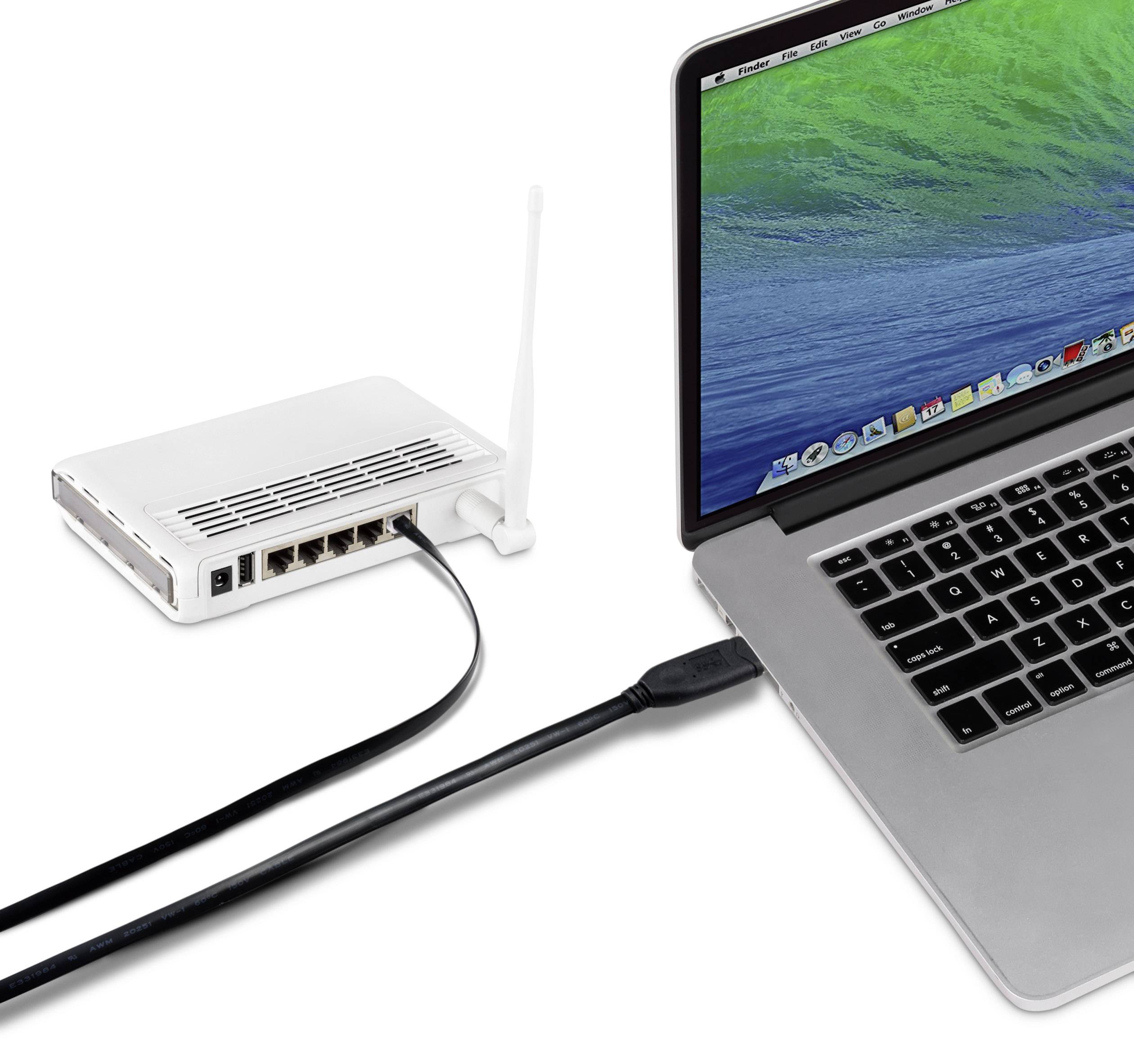 Laptop je připojen k bílému routeru pomocí ethernetového kabelu. Obrazovka laptopu zobrazuje zelené pozadí.