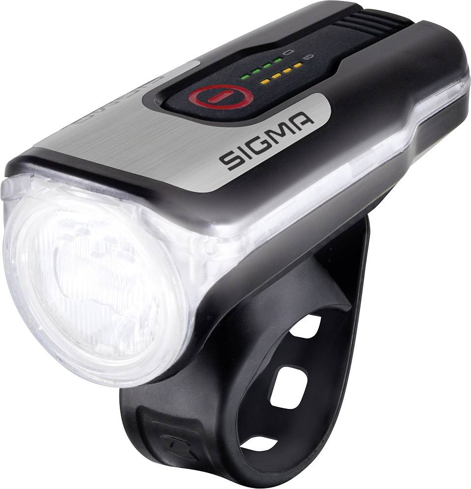 Cyklistická svítilna od Sigmy s upevňovacím páskem, velkým kulatým reflektorem a LED indikátorem stavu baterie na horní straně.