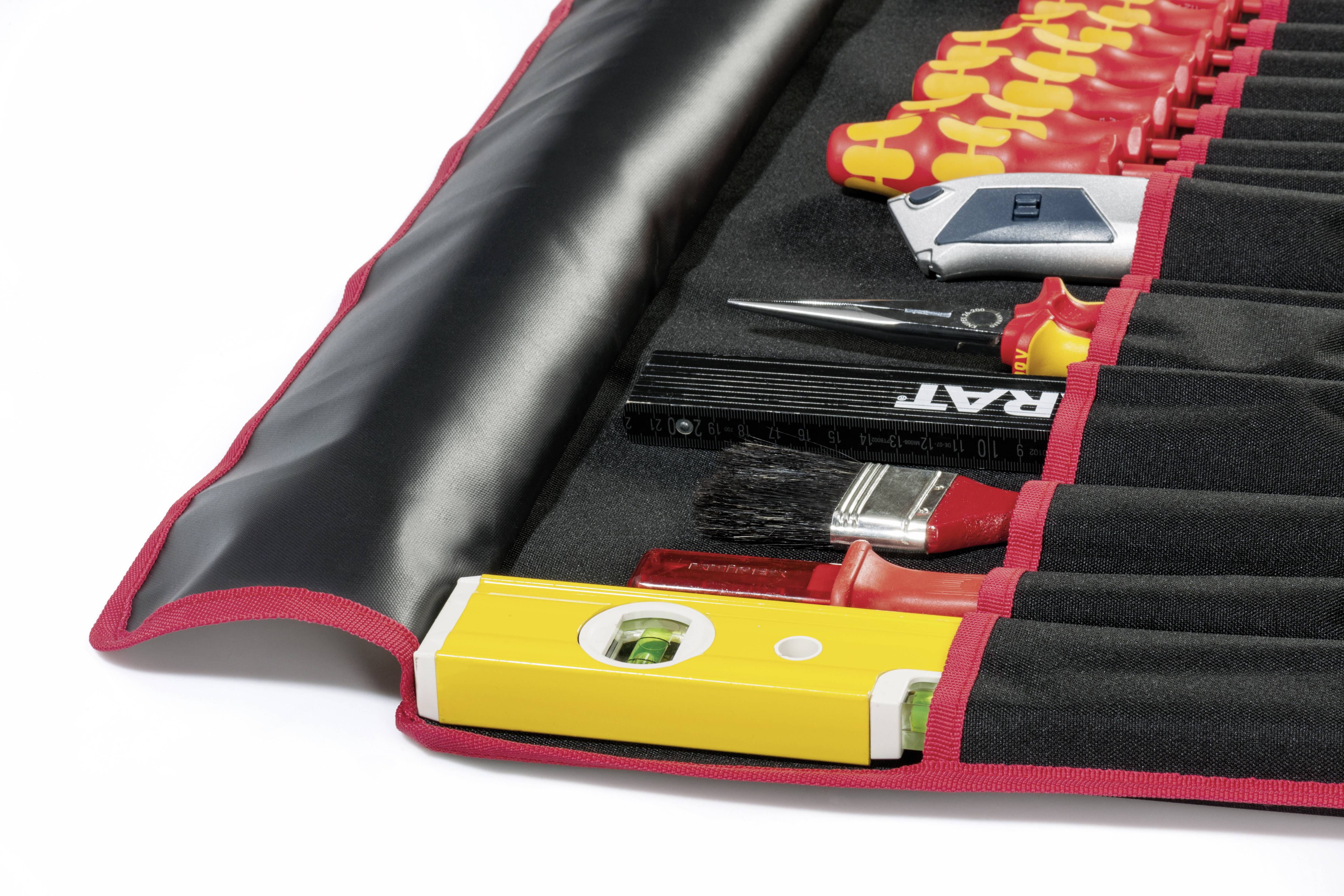 Nářaďová rolovací taška s různými nástroji, včetně šroubováků, štětce a vodováhy.