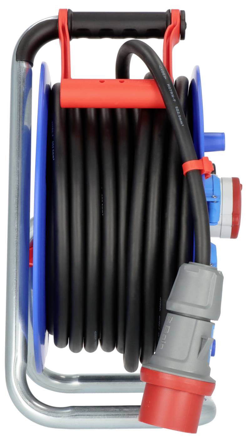 Černý kabel na modrém stojanu kabelového bubnu s červenou rukojetí a zástrčkou. Vhodný pro průmyslové aplikace.