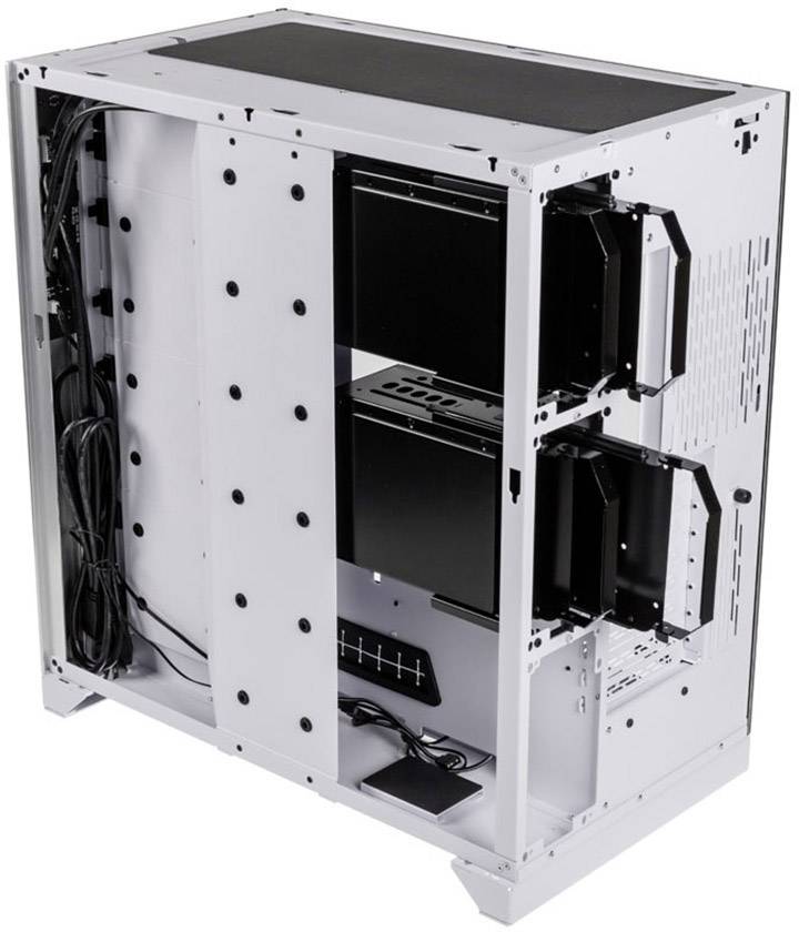 Počítačová skříň v bílé barvě zobrazuje vnitřní pohled s odhalenými montážními místy pro komponenty a vedením kabelů.