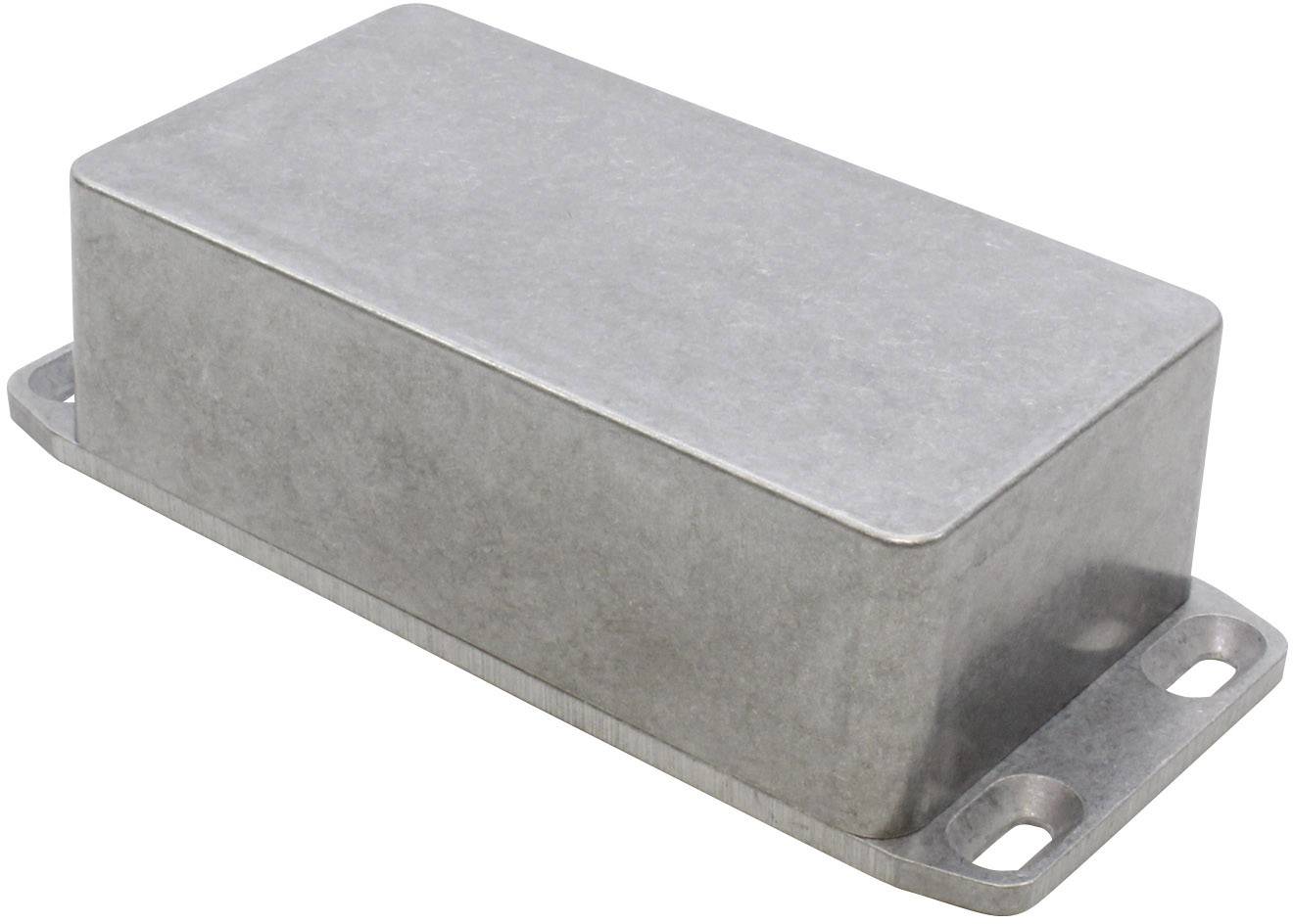 Kovový kryt obdélníkového, plochého tvaru se dvěma bočními upevňovacími otvory; běžně používaný pro stínění elektroniky.