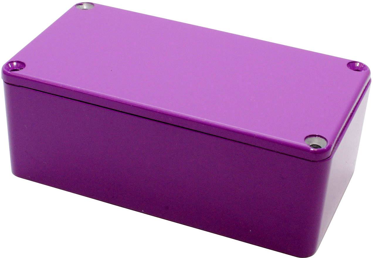 Obdélníkový, růžový kovový kryt se zaoblenými rohy a viditelnými šrouby v každém rohu leží na bílém povrchu.