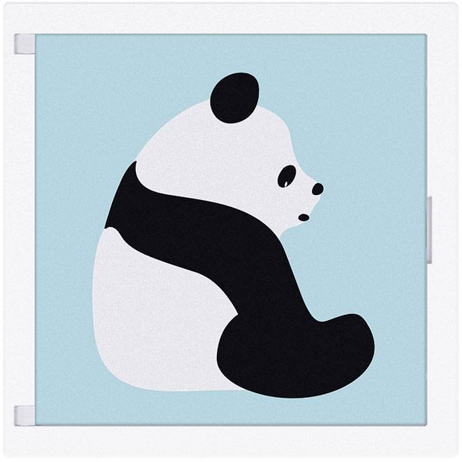 Stylizovaná panda sedí na světle modrém pozadí, zobrazená jednoduše a minimalisticky.