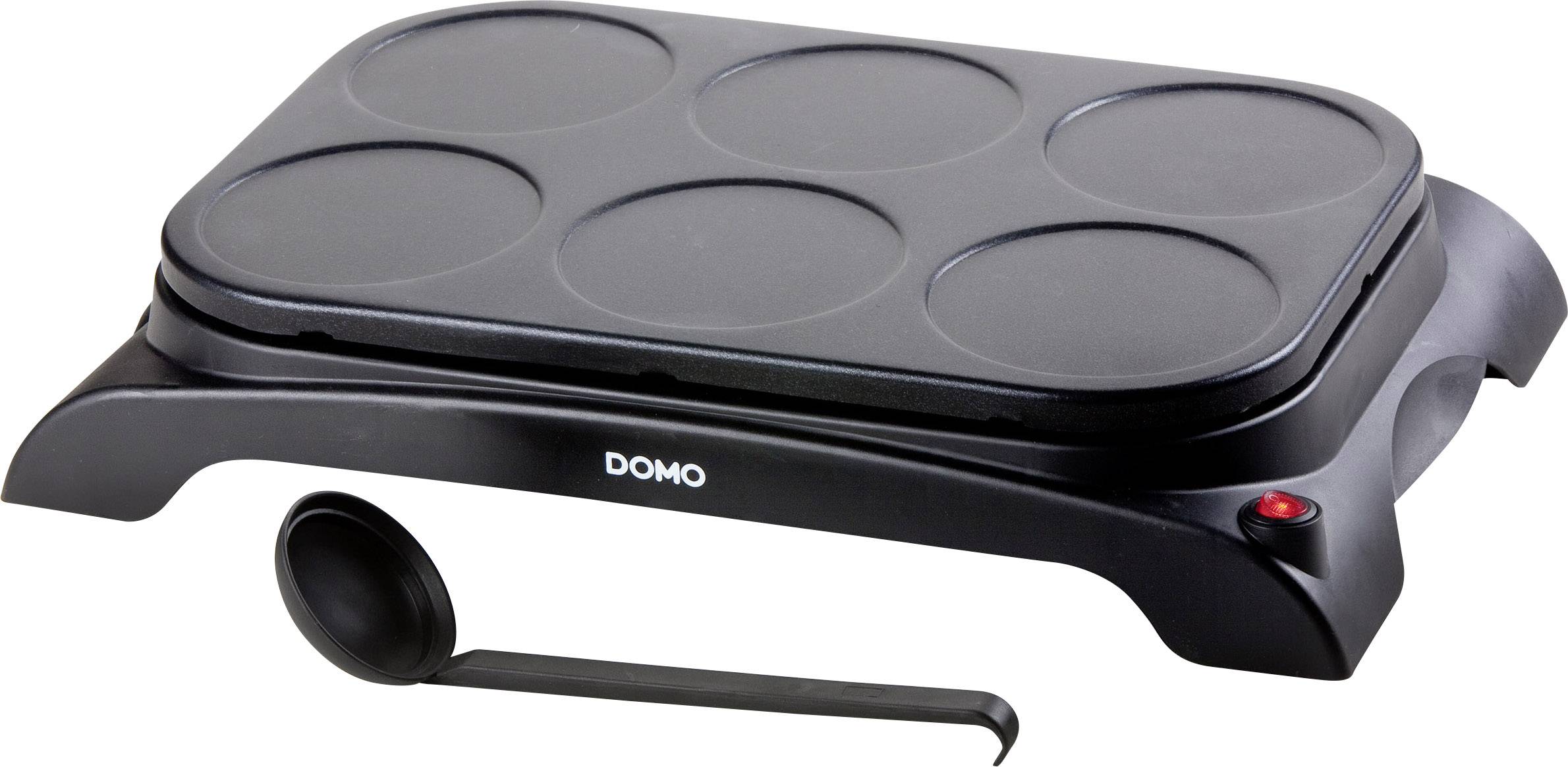 Elektrický přístroj na palačinky značky 'DOMO' s pěti kruhovými formami na černé základně. Vedle leží naběračka.
