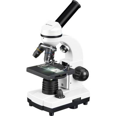 Bílý laboratorní mikroskop s několika objektivy, včetně 10x a 40x zvětšení, umístěný na stole.