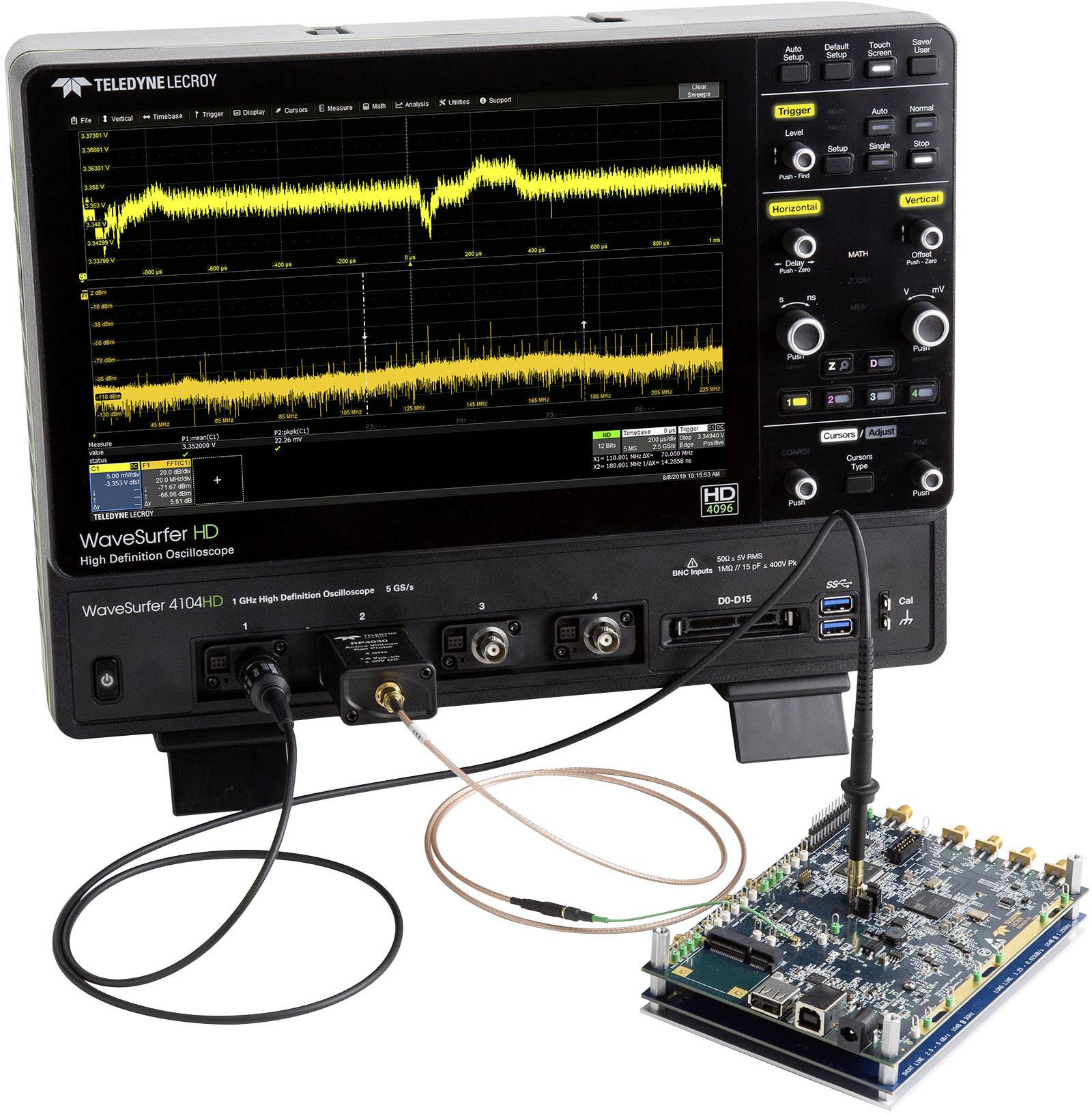 Osciloskop s displejem zobrazuje žlutou vlnovou křivku. Je propojeno s elektronickým obvodem na desce plošných spojů.