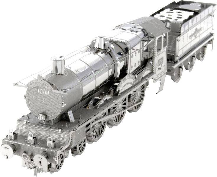 Stříbrný kovový model parní lokomotivy, detailně zpracovaný s komínem, kotlem a koly, zachycený z perspektivy šikmo zepředu.