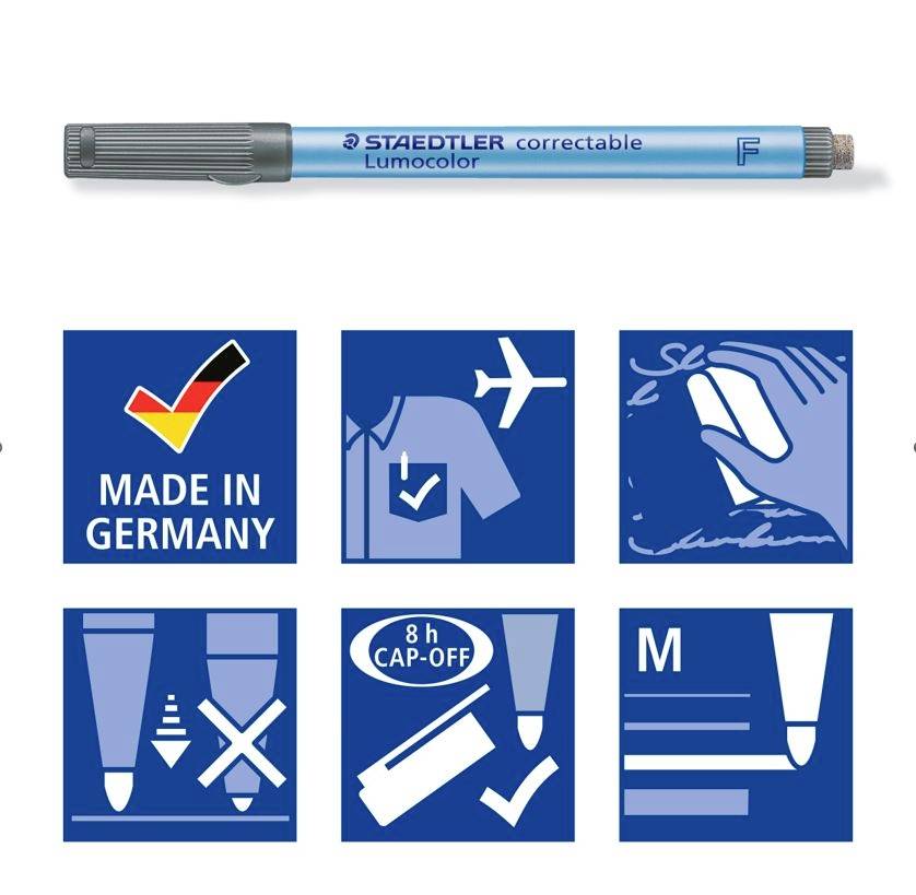 Modrý korekční fix Staedtler Lumocolor, vyrobený v Německu. Symboly ukazují: Vyrobeno v Německu, letadlo, funkce setření, 8hodinová doba otevřeného víčka, jemný hrot.