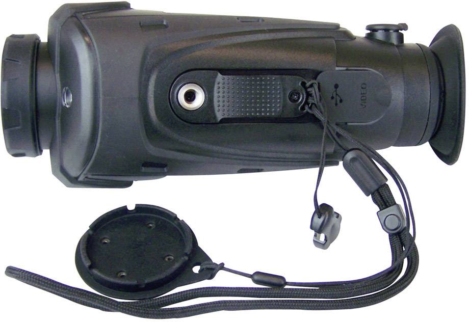 Přenosný přístroj nočního vidění v černé barvě s očnicí, poutkem na ruku a odnímatelným krytem objektivu, USB port po straně.