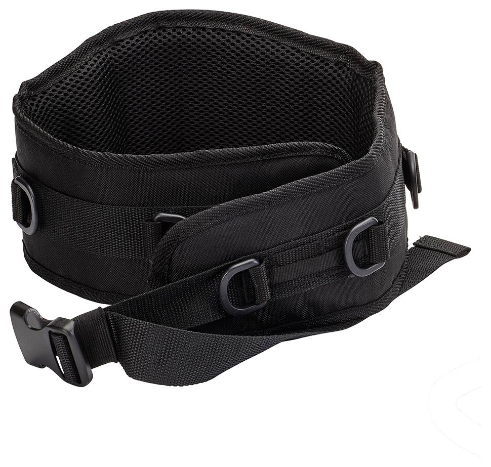 Černý polstrovaný pás s několika přezkami a kroužky, vhodný pro outdoorové aktivity nebo sportovní využití.