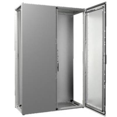 Šedá, otevřená průmyslová skříň s otevřenými předními a bočními dvířky. Vhodná pro technické instalace a kabeláž.