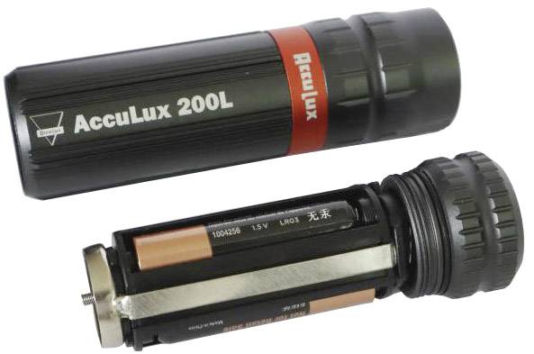 Kapesní svítilna 'AccuLux 200L', otevřená, ukazující prostor pro baterie. Černý válcovitý design s červeným akcentem.