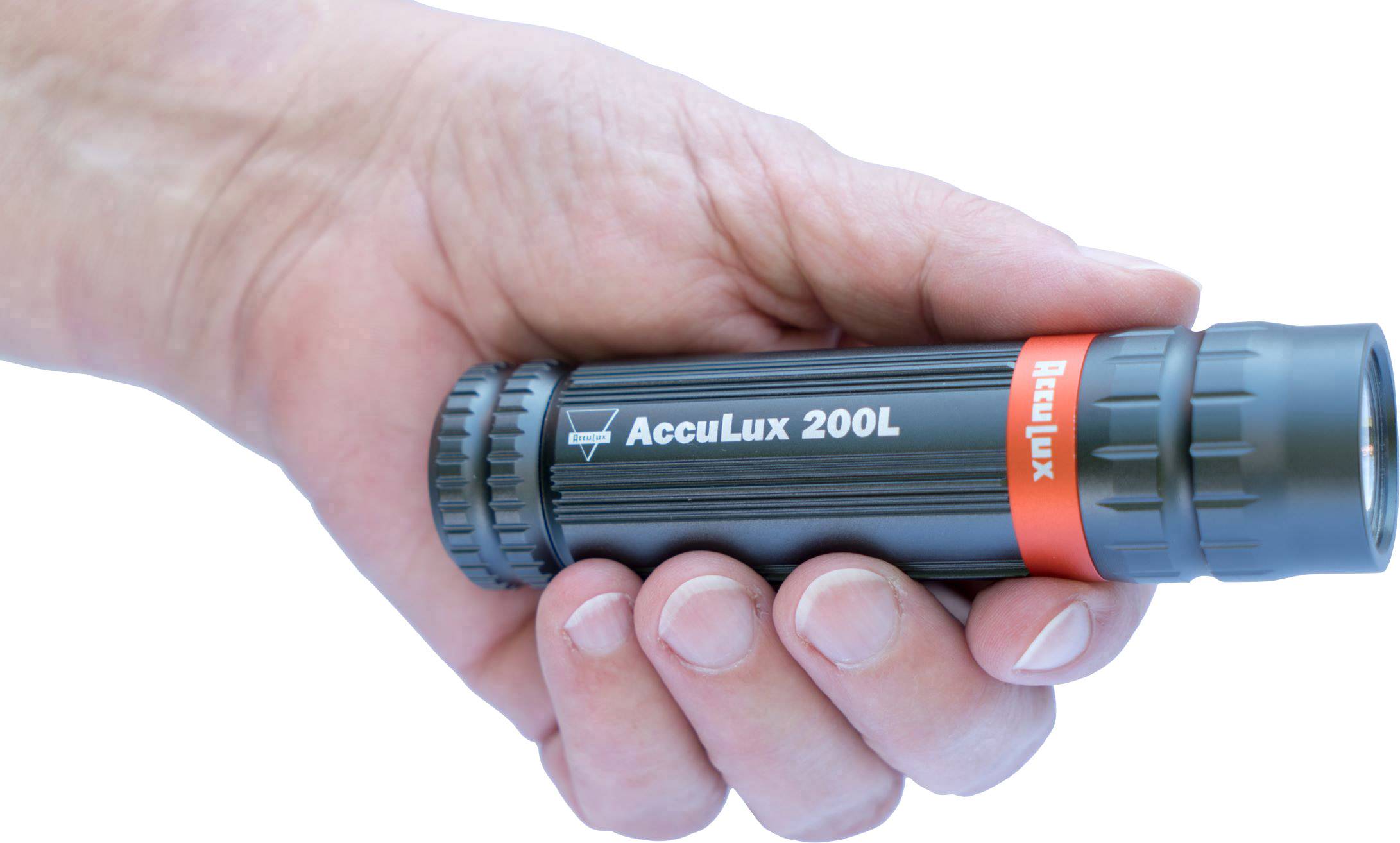 Jedna ruka drží černou svítilnu s nápisem 'AccuLux 200L', na pouzdře je červený pruh.