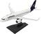 Modelové letadlo Lufthansy v měřítku 1:200 na černém podstavci ukazuje typický design osobního letadla.