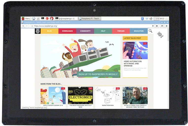 Tablet zobrazuje webové stránky Raspberry Pi. V horní části jsou viditelné navigační možnosti jako 'Blog', 'Ke stažení' a 'Komunita'.