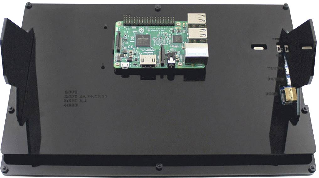 Zelená elektronická deska, pravděpodobně Raspberry Pi, je upevněna uprostřed černé platformy.