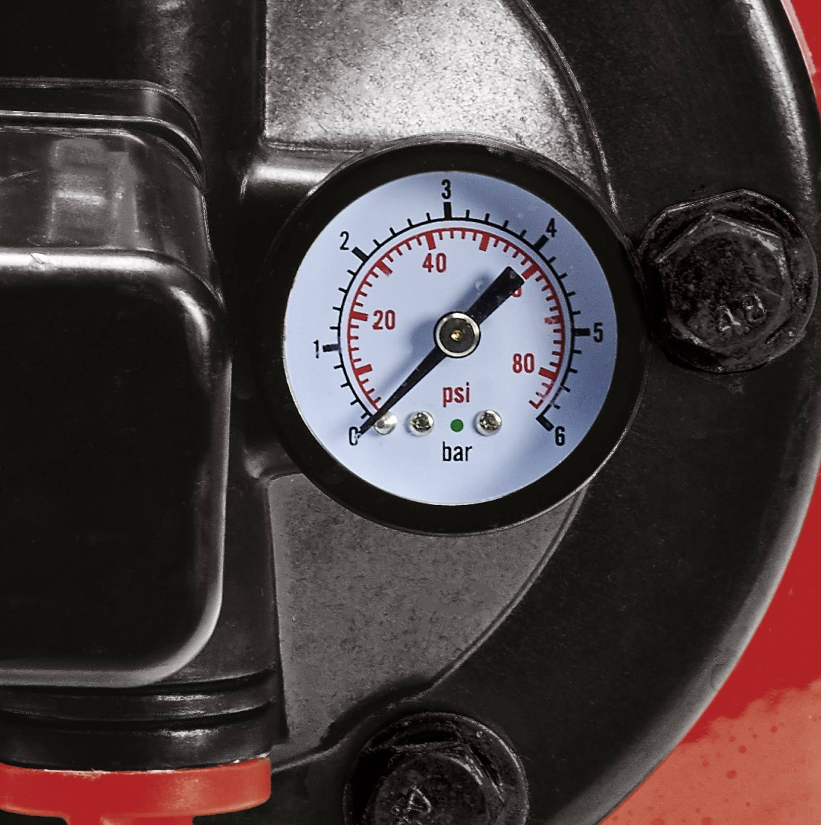 Tlakoměr v detailním záběru ukazuje přibližně 11 psi a 0,8 baru. Pozadí je tmavé, ciferník je lemován světlým okrajem.