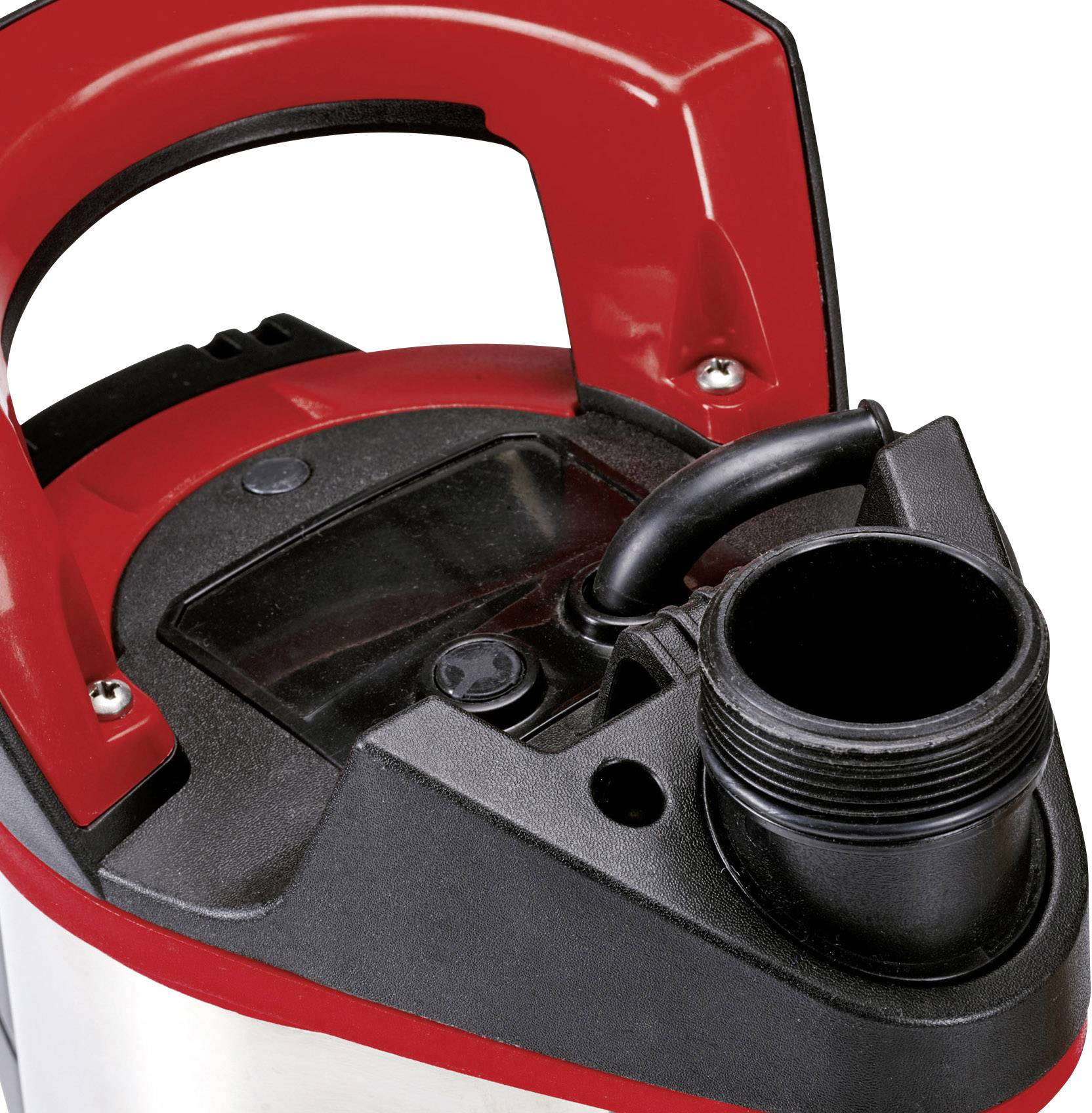 Detailní záběr černé a červené vodní pumpy s plnicím hrdlem a rukojetí. Používá se k čerpání kapalin.
