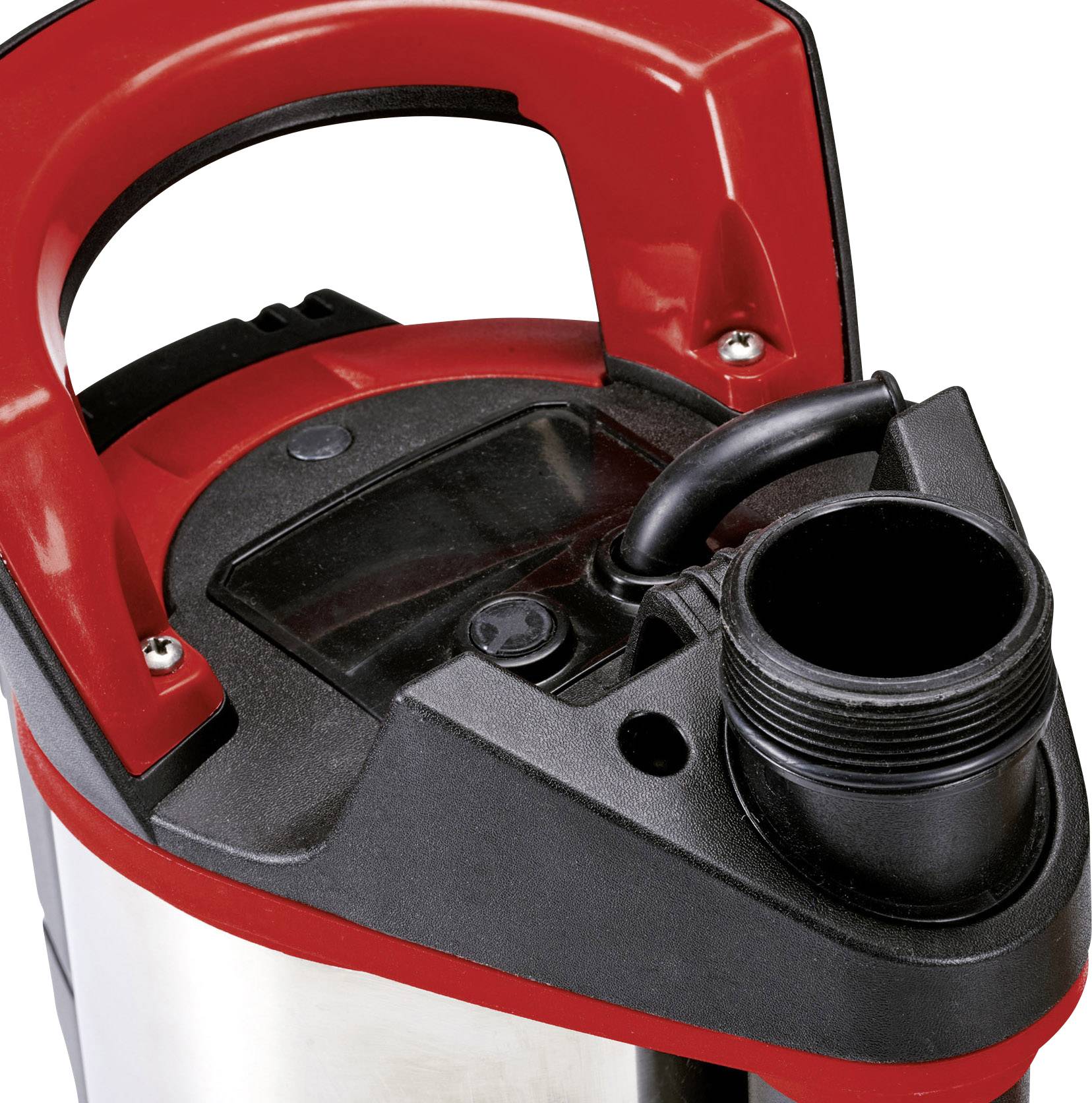 Obrázek zobrazuje detailní záběr červené vodní pumpy s černou rukojetí a přípojkou pro hadici, která vyzařuje stabilitu a funkčnost.