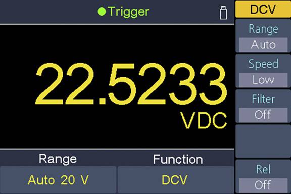 Digitální displej měřicího přístroje zobrazuje '22.5233 VDC'. Mód je stejnosměrné napětí (DCV), automatický rozsah, nízká rychlost.