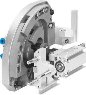 Řez strojní součástí zobrazuje přesný mechanický převod se soukolím a kovovými komponenty, používaný v průmyslových aplikacích.