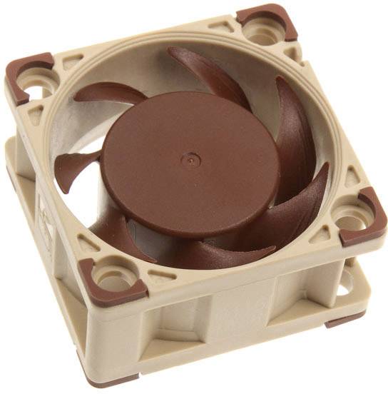 Čtvercový béžový počítačový ventilátor s hnědými křídly a rohy.