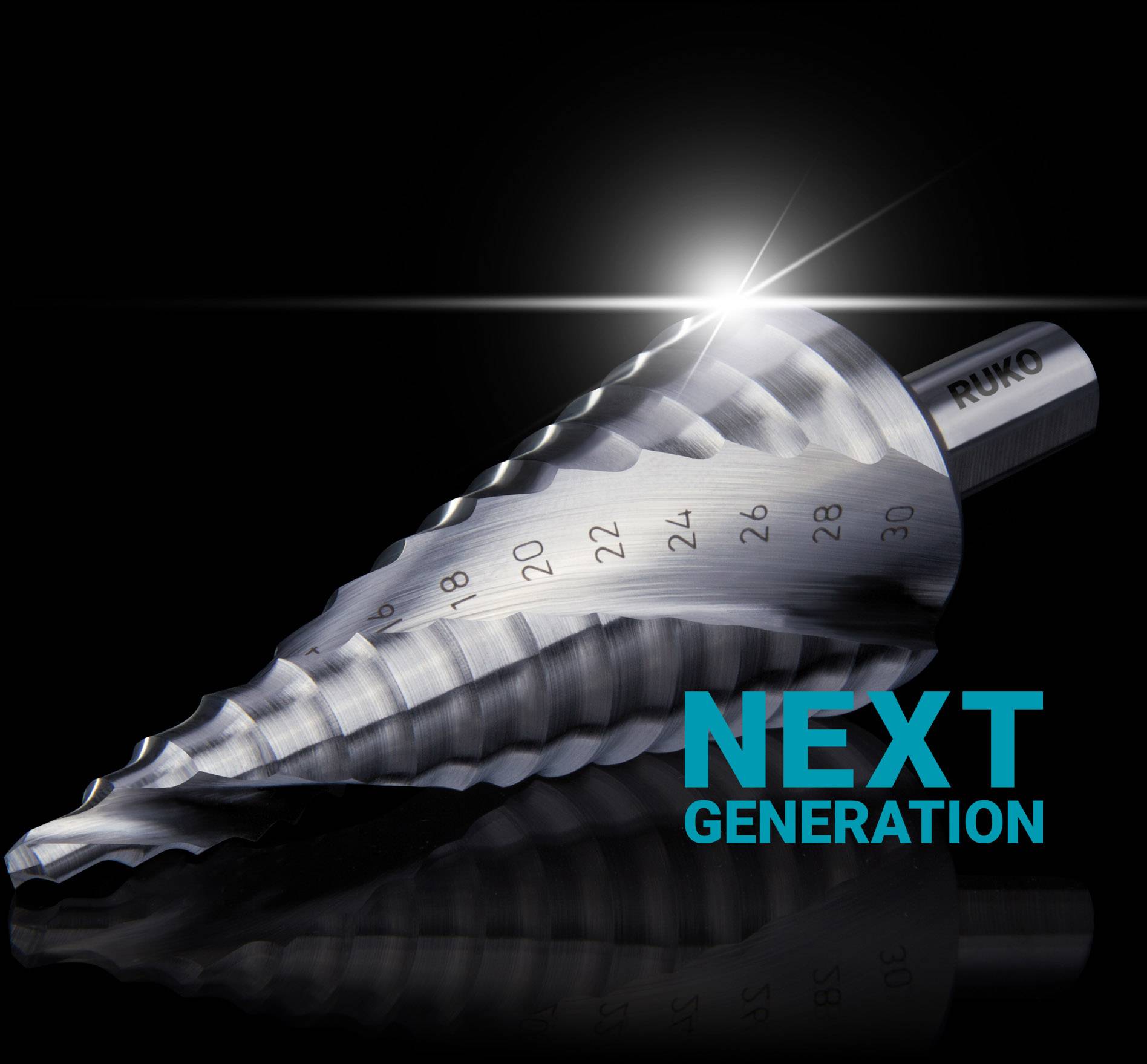 Kovový stupňovitý vrták s luminiscenčním efektem, vedle textu 'NEXT GENERATION'.