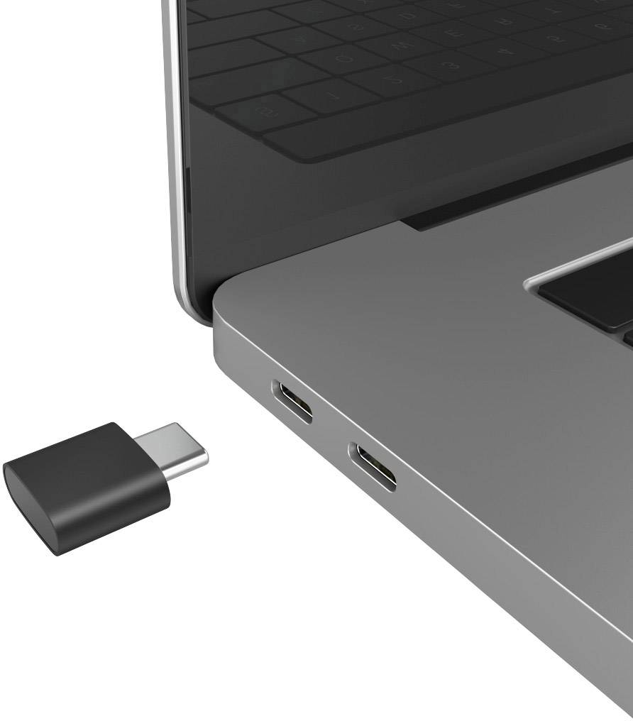 Vedle leží notebook se dvěma USB-C porty a USB-C adaptér.