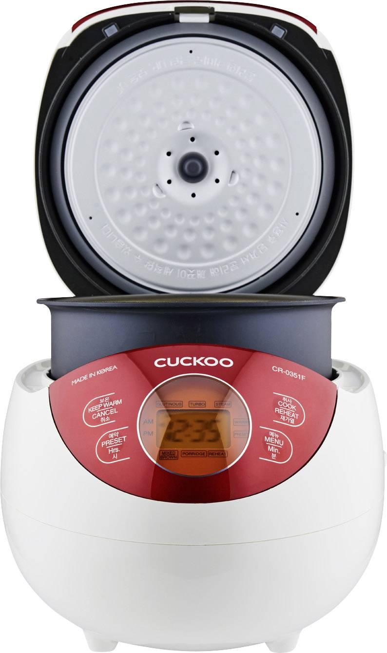 Červený a bílý elektrický rýžovar s otevřeným víkem. Zobrazuje digitální displej s časem 12:35 a různými funkčními tlačítky.