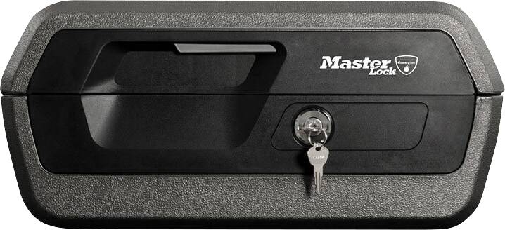 Černý trezor se stříbrným klíčem v zámku. Nahoře vpravo je napsáno 'Master Lock'.