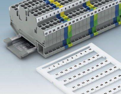Systém řadového značení s číslovanými svorkami a identifikačními štítky pro organizaci elektrických připojení.
