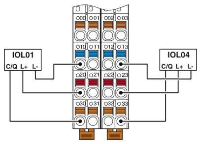 Schéma elektrického zapojení s označeními IOL01 a IOL04. Propojovací linky znázorňují připojení a jejich přiřazení.