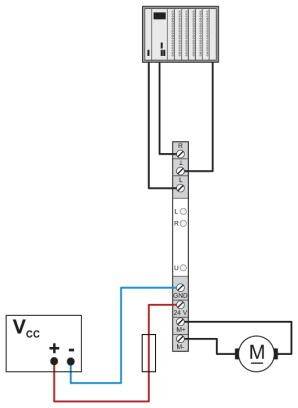 Schématické znázornění elektrického řízení se zdrojem napětí, spínačem a motorem. Připojení jsou barevně vyznačena.