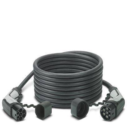 Dlouhý černý nabíjecí kabel pro elektromobily se dvěma koncovkami, navinutý a určený pro nabíjení mezi vozidlem a nabíjecí stanicí.
