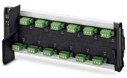 Elektronický modulový systém s několika zelenými propojovacími konektory, namontovaný na černé liště.