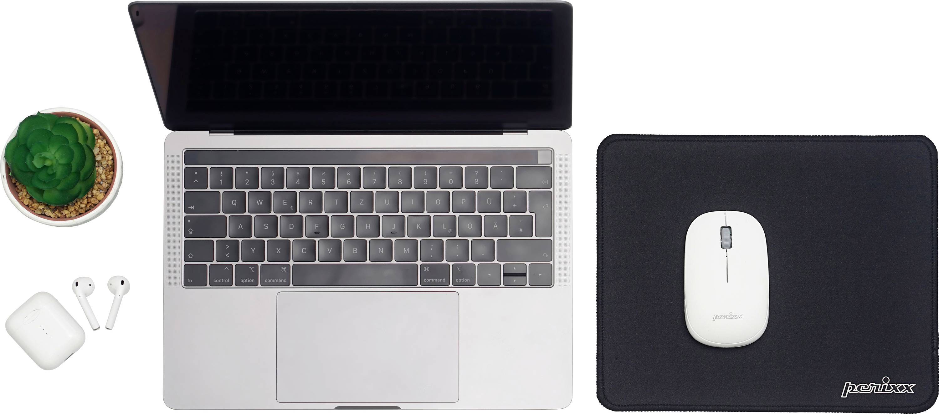 Na psacím stole leží rozložený laptop, bílá počítačová myš na podložce, pár bezdrátových sluchátek a malý kaktus v květináči.