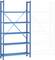 Modrý kovový regál s pěti nastavitelnými policemi, vhodný pro uskladnění v garážích nebo dílnách.