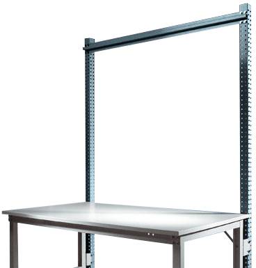 Pravoúhlý pracovní stůl s kovovým rámem a horní příčnou tyčí pro zpevnění. Hygienický a robustní design.